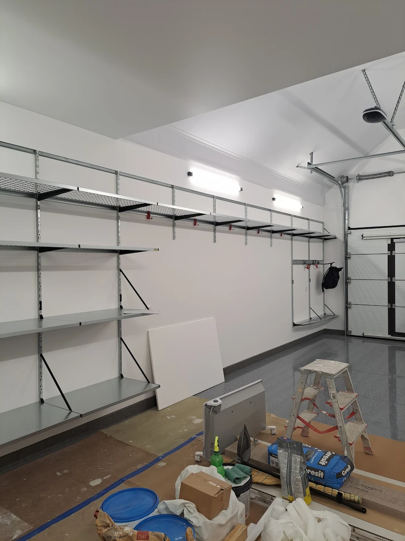 Вертикальные направляющие и полки в гараже