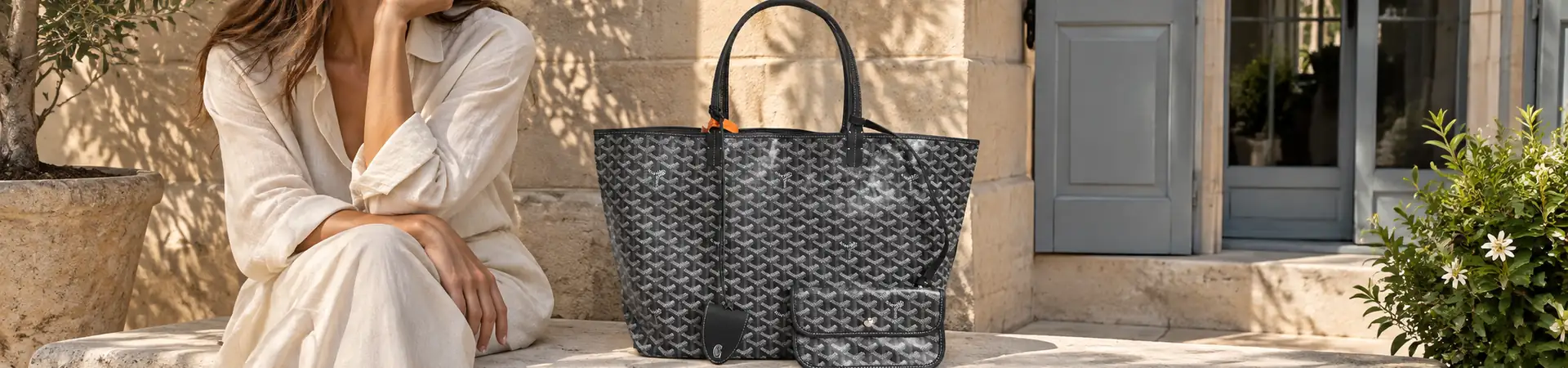 Обложка для паспорта жёлтая от Goyard BP5-153394 в lifestyle-сцене к статье «Буква Y в узоре Goyard: история, которую легко заметить»