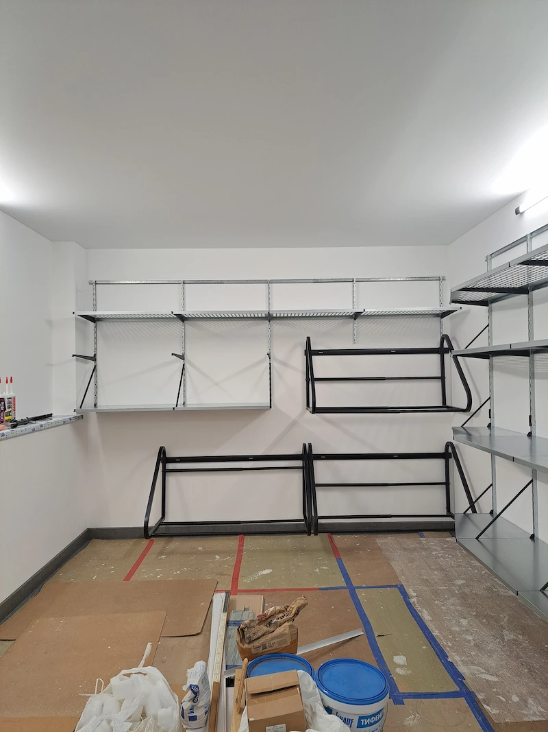 Стеллажи и полки на стене гаража