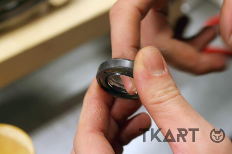Нанесение смазки на сальник перед установкой в картер мотора TM Mini 60cc