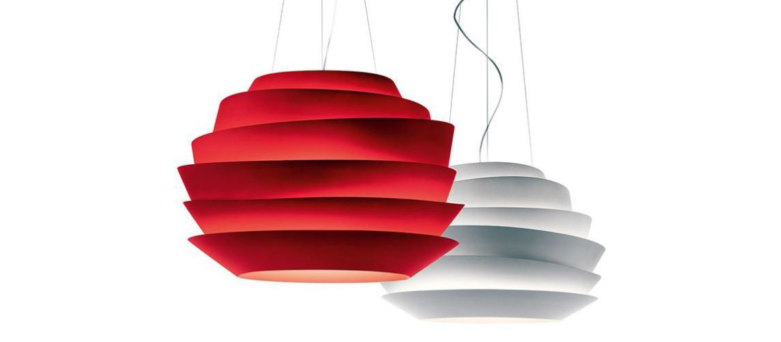 Светильник Foscarini Le Soleil Легкий и жизнерадостный, Le Soleil отлично подходит для освещения небольших помещений – гостиных, детских, кухонь. Специальный пластик на основе поликарбоната не рассеивает, а направляет свет вверх и вниз, за счет чего освещение получается достаточно мощным и равномерным. Подвесной и настенный светильники выпускаются в белом, красном и аквамариновом цветах.