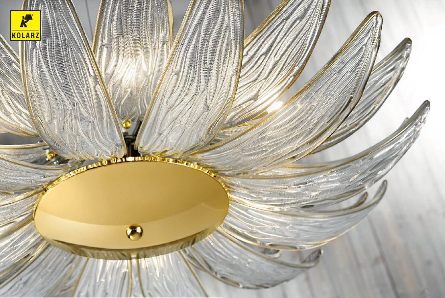 Уникальную по дизайну коллекцию предлагает и известный австрийский бренд Kolarz. Подвесная модель DALIA выполнена в виде огромного цветка, расположенного на основе, которая покрыта 24-каратным золотом. Лепестки изготовлены вручную из прозрачного муранского стекла. Модель комплектуется шестью лампами и может стать идеальным дополнением интерьера в стиле модерн и флора.