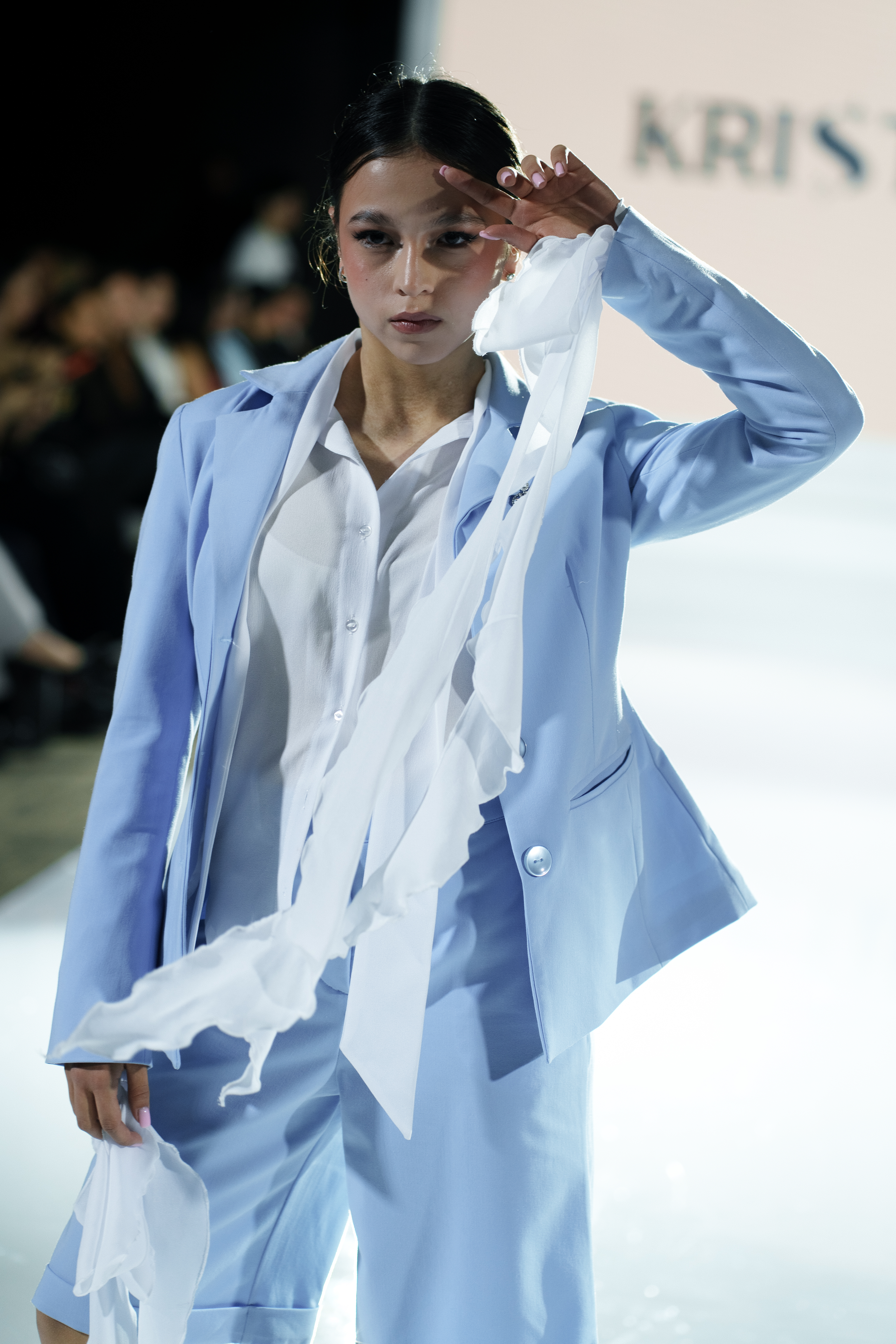 Образ на выпускной: костюм с бриджами и блузка с воланами