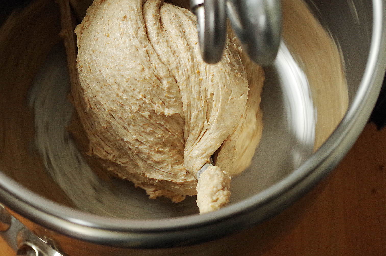 тесто в середине замеса