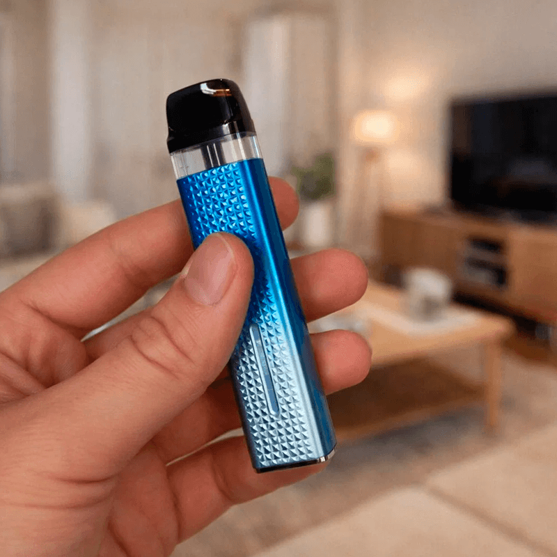 Xros 3 Mini в руке