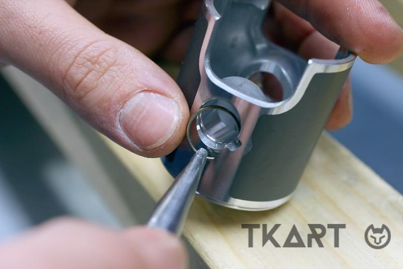 Установка стопорного кольца поршневого пальца мотора TM Mini 60cc