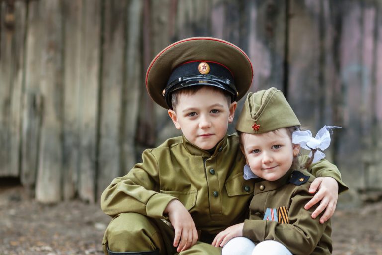 Подарок мальчику на 23 февраля — дети в военной форме