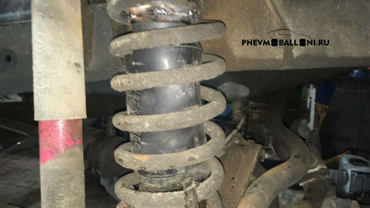 Пневмобаллоны прадо 95. Пневмобаллоны в пружины 200х85. Подкачка пружин. Пневмобаллон toyota noah 2005. Пневмобаллоны на ниву 2121.