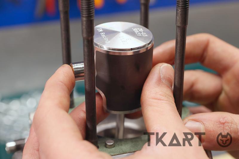 Установка второго стопорного кольца на поршень мотора TM Mini 60cc