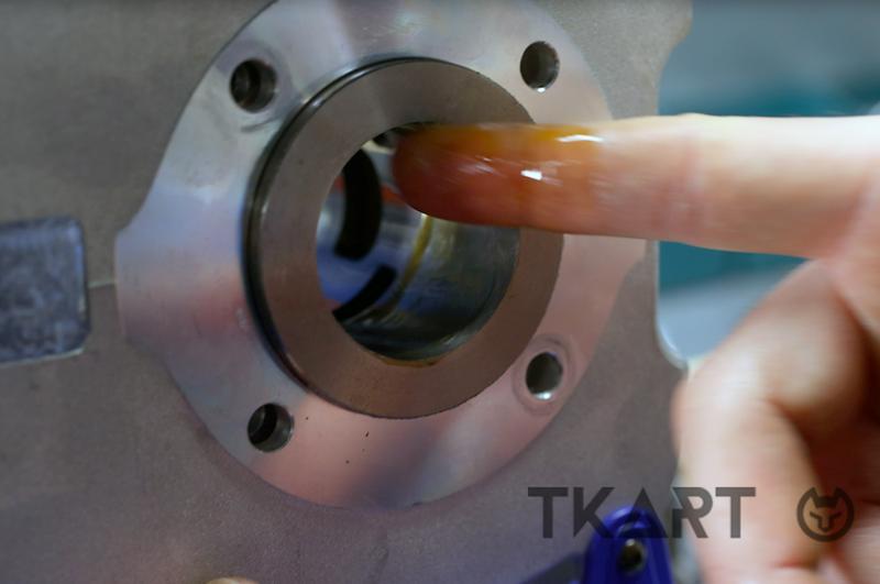 Смазка внутренней поверхности цилиндра маслом перед установкой