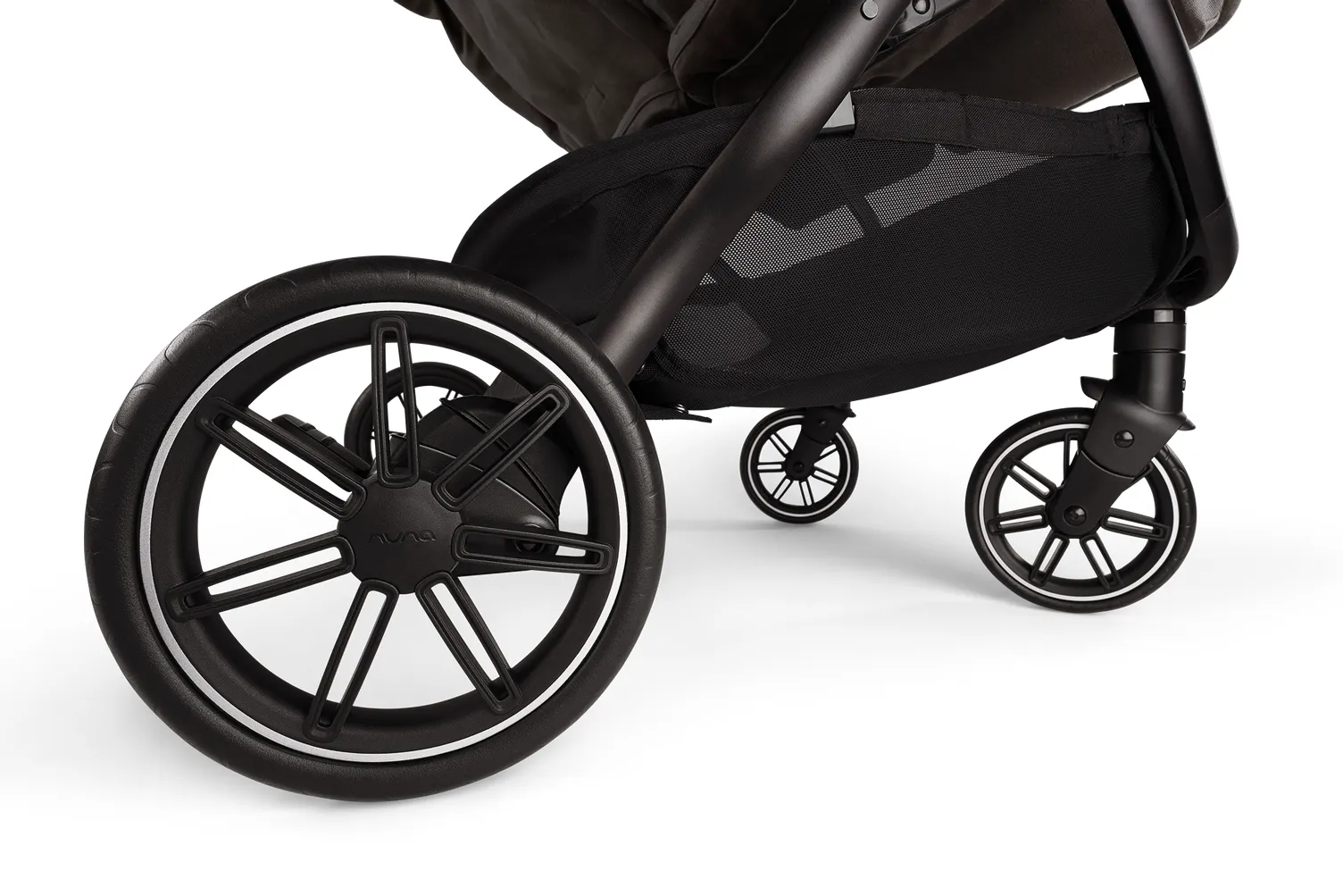 Nuna_TRVLdubl_Thunder_CloseUp Wheels_GL_2400.webp