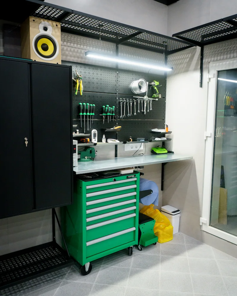 Перфопанель с инструментами