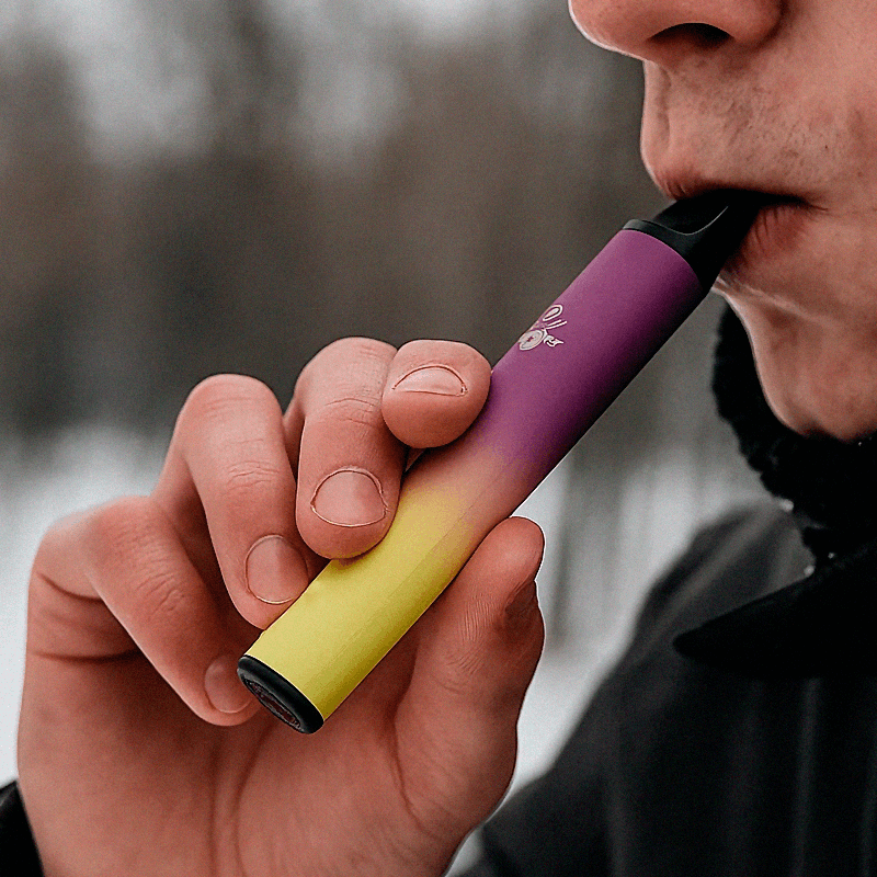 Guy vaping Elf Bar 2000 Guy vaping Elf Bar 2000