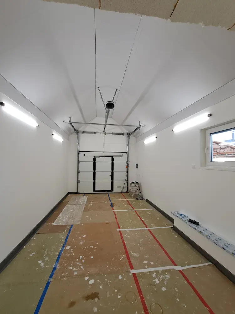 garage-before-renovation-front-view-4 Вид на гаражные ворота до монтажа систем хранения