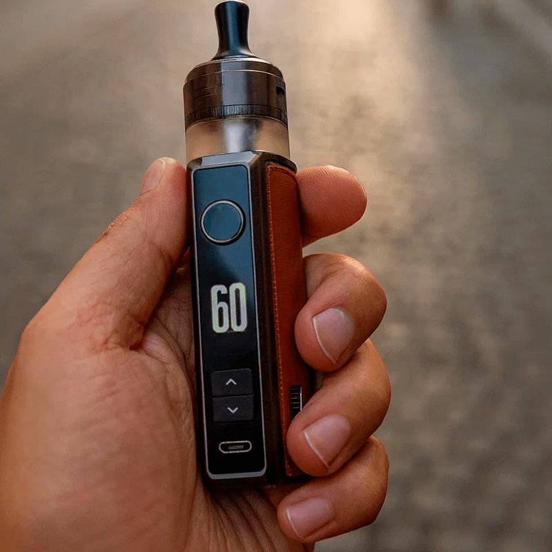 Drag S3 держит в руке