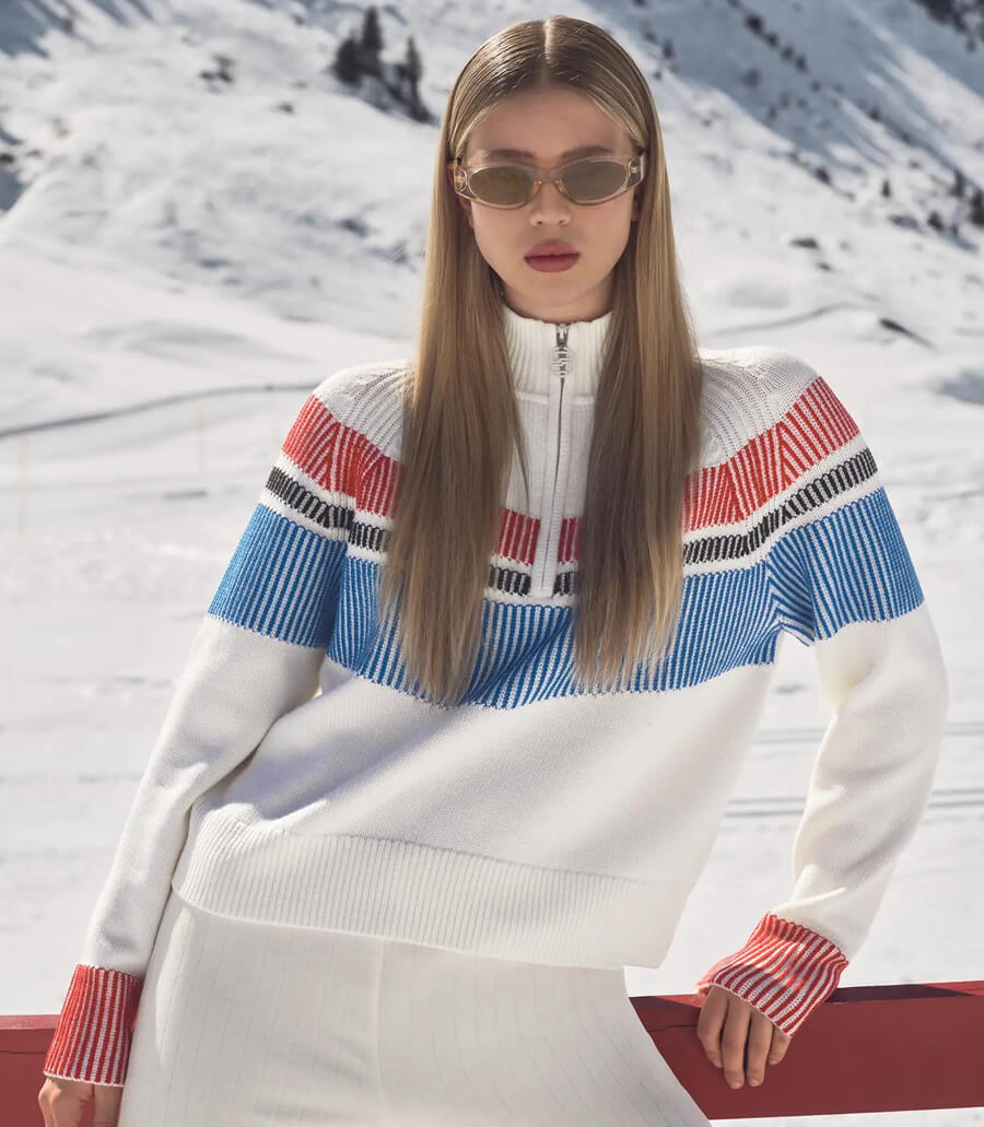 Теплый трикотаж Девушка в стильном теплом свитере