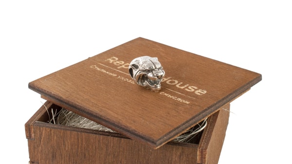 Серебряный шарм тигр на деревянной коробочке