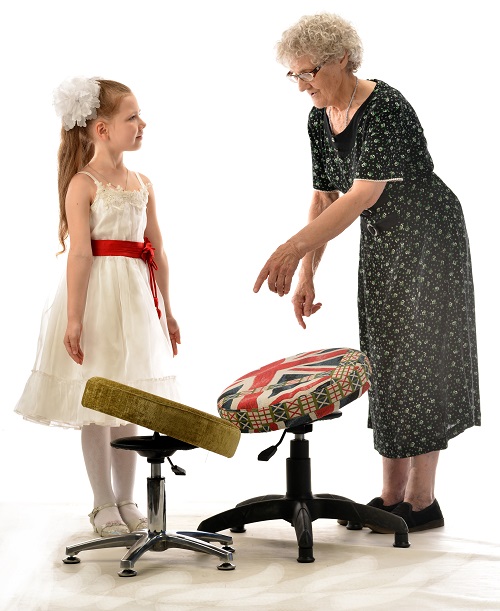Бабушка подбирает стул для осанки ребенка
