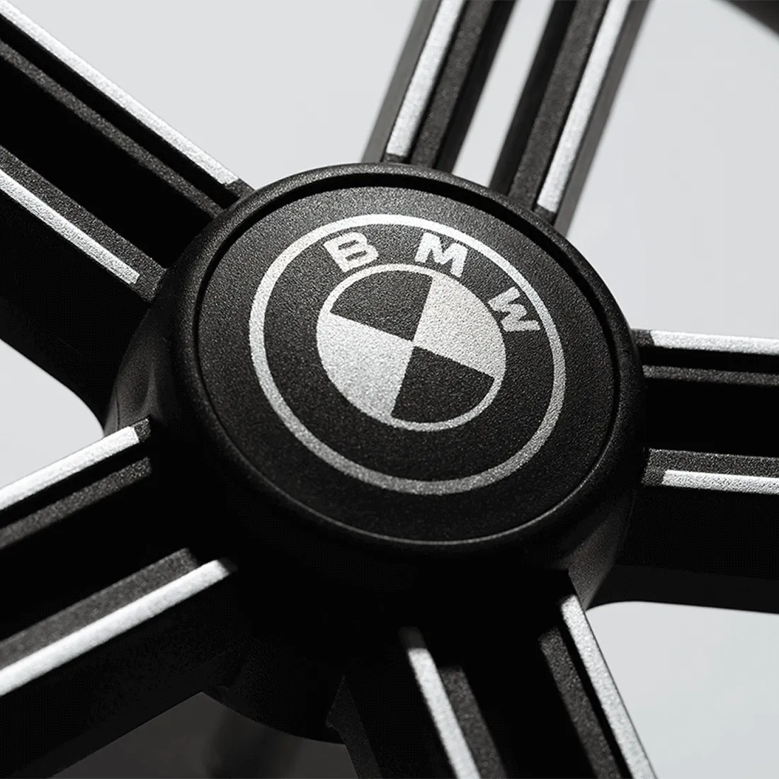 Nuna_TRVLlx_BMW_Mica_Wheel_2_US_GL_web.webp