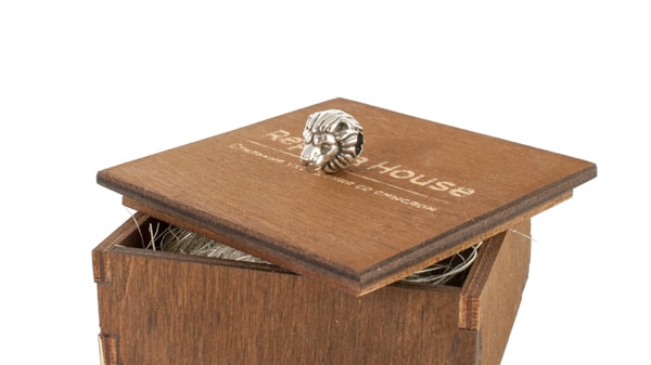 Шарм Лев на декоративной коробочке.