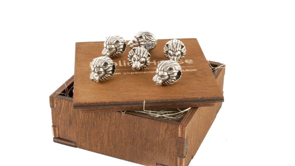 Производство серебряных шармов.