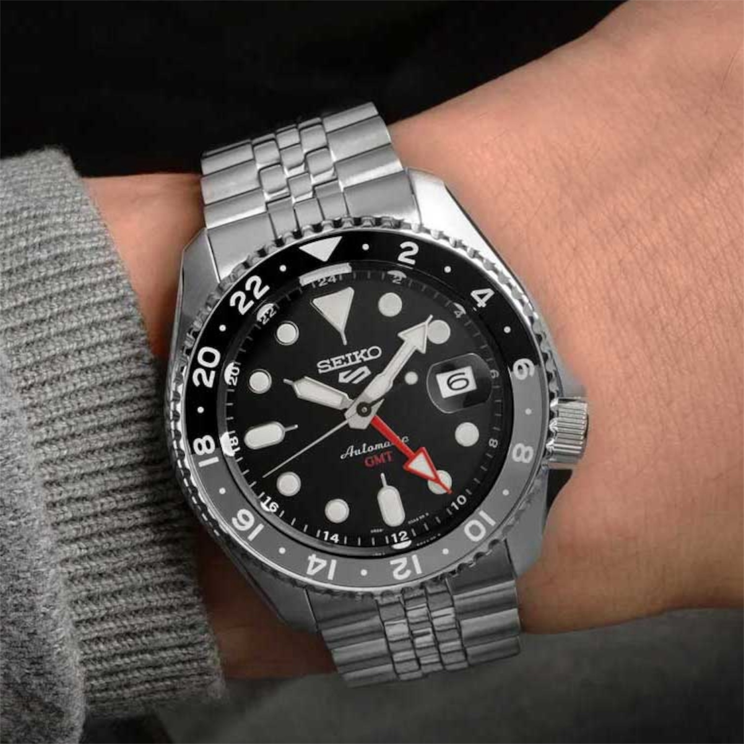 Seiko SSK001K1 Bruce Wayne GMT Seiko 5 Sports SSK001K1 «Bruce Wayne» — механический GMT с чёрно-серым безелем и красной GMT-стрелкой