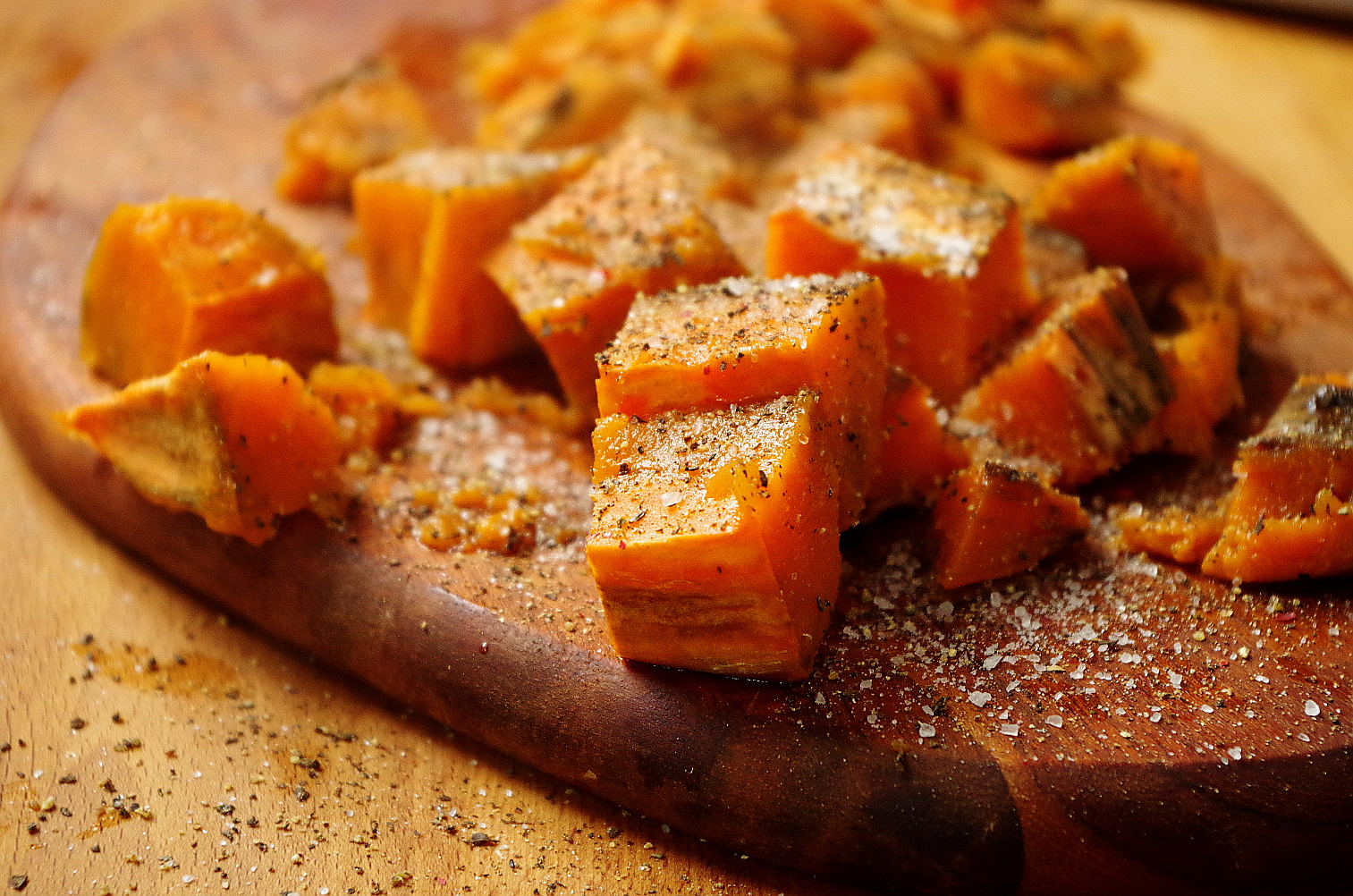 нарежьте батат кусочками