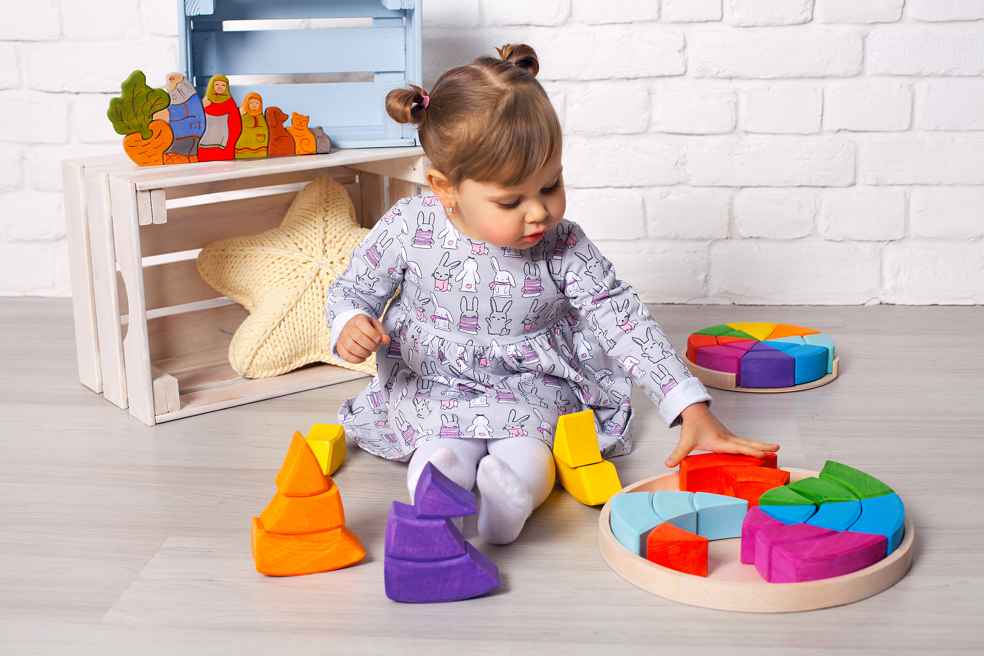 Как развивать ребенка по методике Монтессори: полезные игры и игрушки