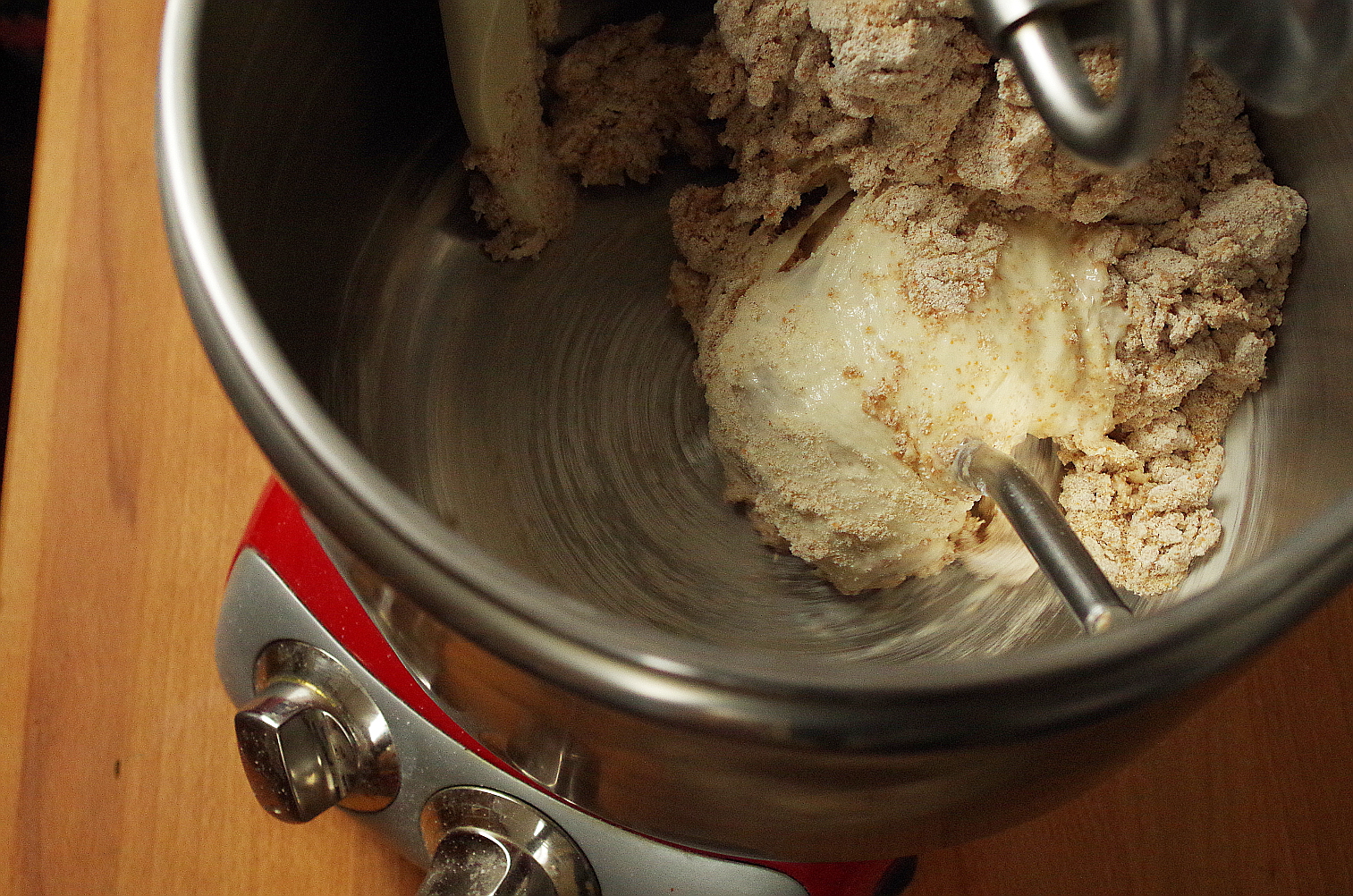 смешайте муку, воду и закваску