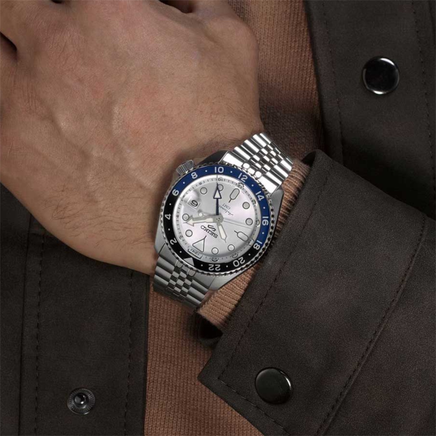 Seiko SSK033K1 silver GMT Seiko 5 Sports SSK033K1 — серебристо-белый циферблат с сине-чёрным GMT-безелем