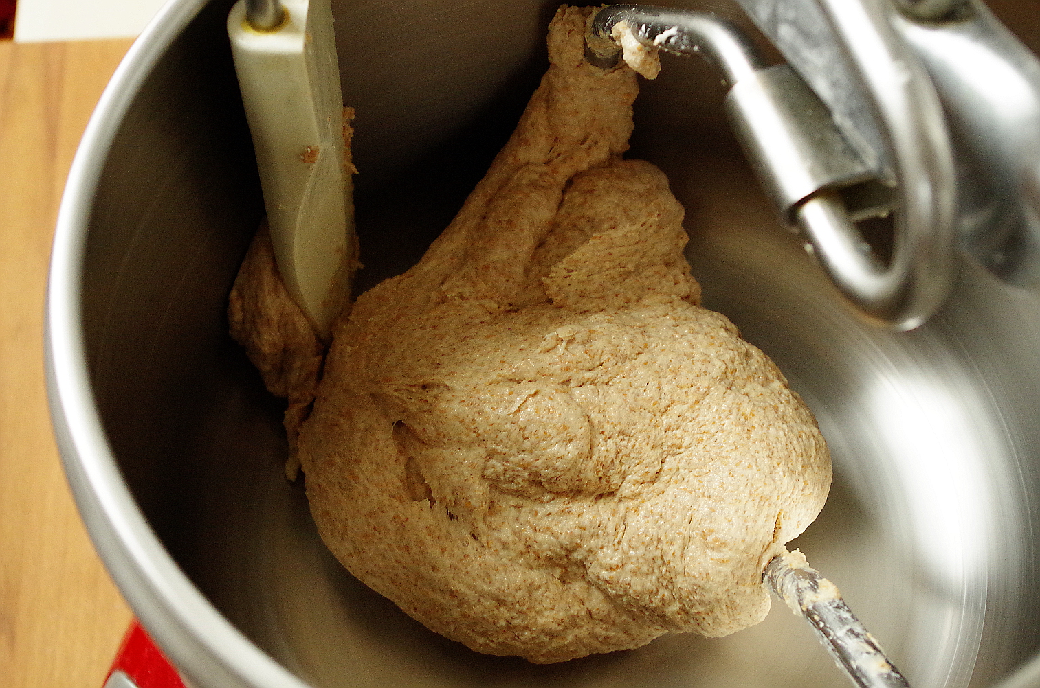 окончание замеса: гладкое тесто