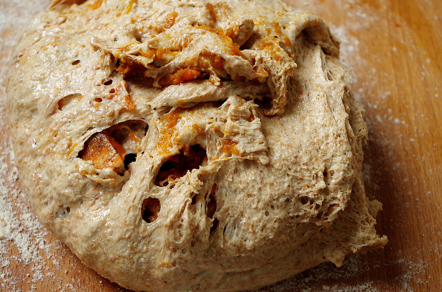 переложите тесто из миски на стол