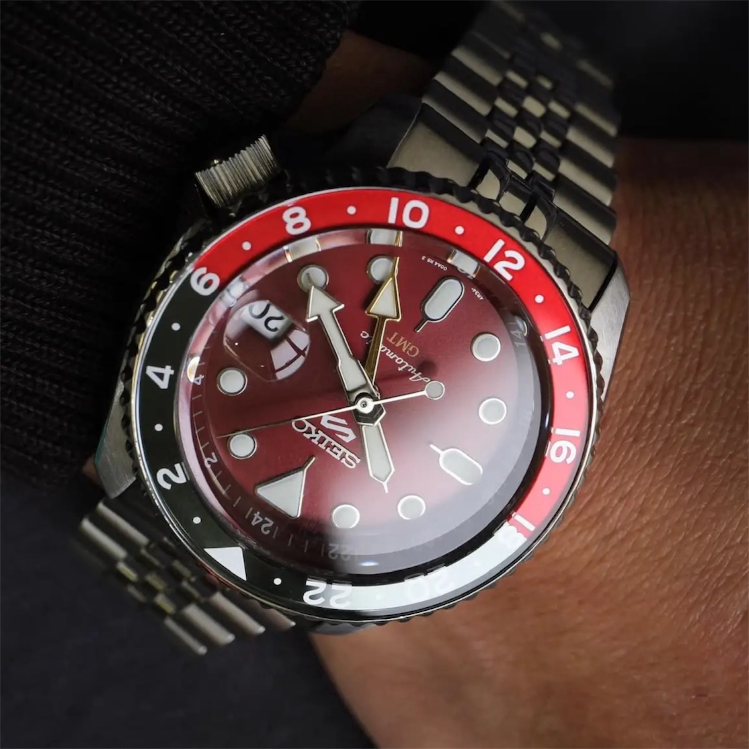 Seiko SSK031K1 Passion Red LE Seiko 5 Sports SSK031K1 «Passion Red» — азиатский лимит с рубиновым циферблатом