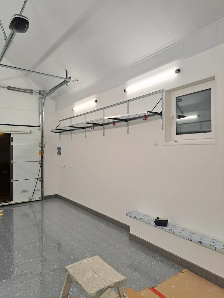 garage-storage-system-upper-shelves-2 Настенные металлические полки, установленные над уровнем автомобиля