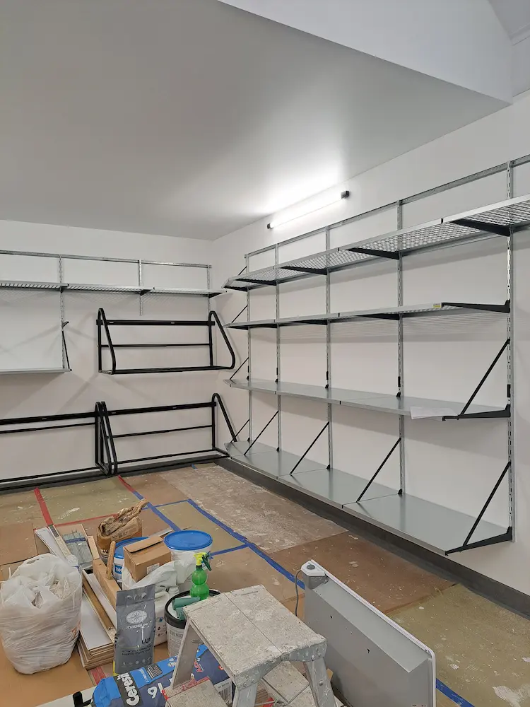 garage-storage-system-racks-and-shelves-3 Основная зона хранения — металлические стойки и полки после монтажа