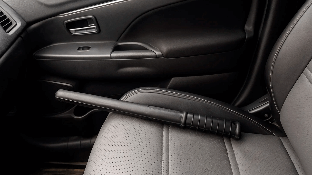 Резиновая палка в машине