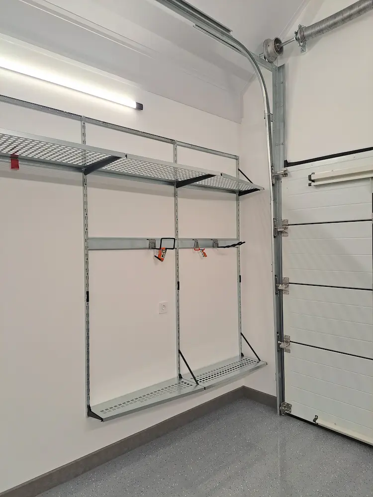 garage-storage-system-side-section-4 Полки и кронштейны на боковой стене — готовая система хранения в гараже