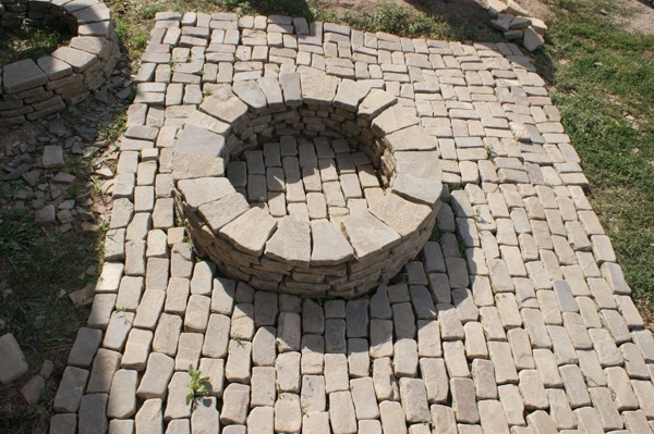 Очаг с площадкой из брусчатки каменной