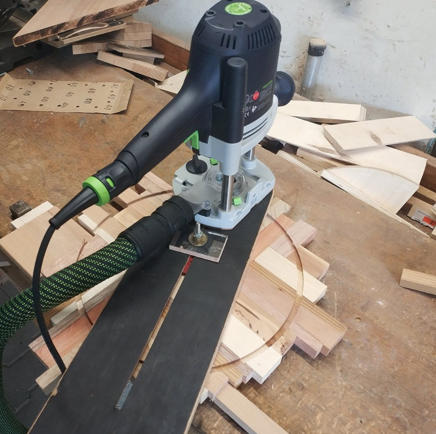 После полного высыхания с помощью вертикального фрезера Festool OF 1400 и фрезерного циркуля отфрезеровал круг в два захода