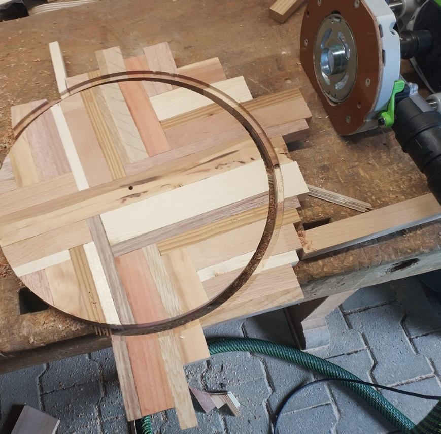 После полного высыхания с помощью вертикального фрезера Festool OF 1400 и фрезерного циркуля отфрезеровал круг в два захода