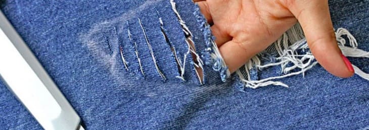 Как сделать имитацию потертости на швах джинсов - YouTube | Джинсы, Потертые джинсы, Техники шитья