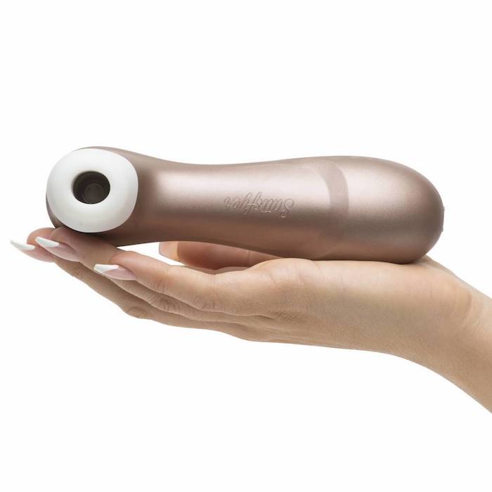 Вакуумно-волновой стимулятор Satisfyer Pro 2 Next Generation, на ладони у девушки