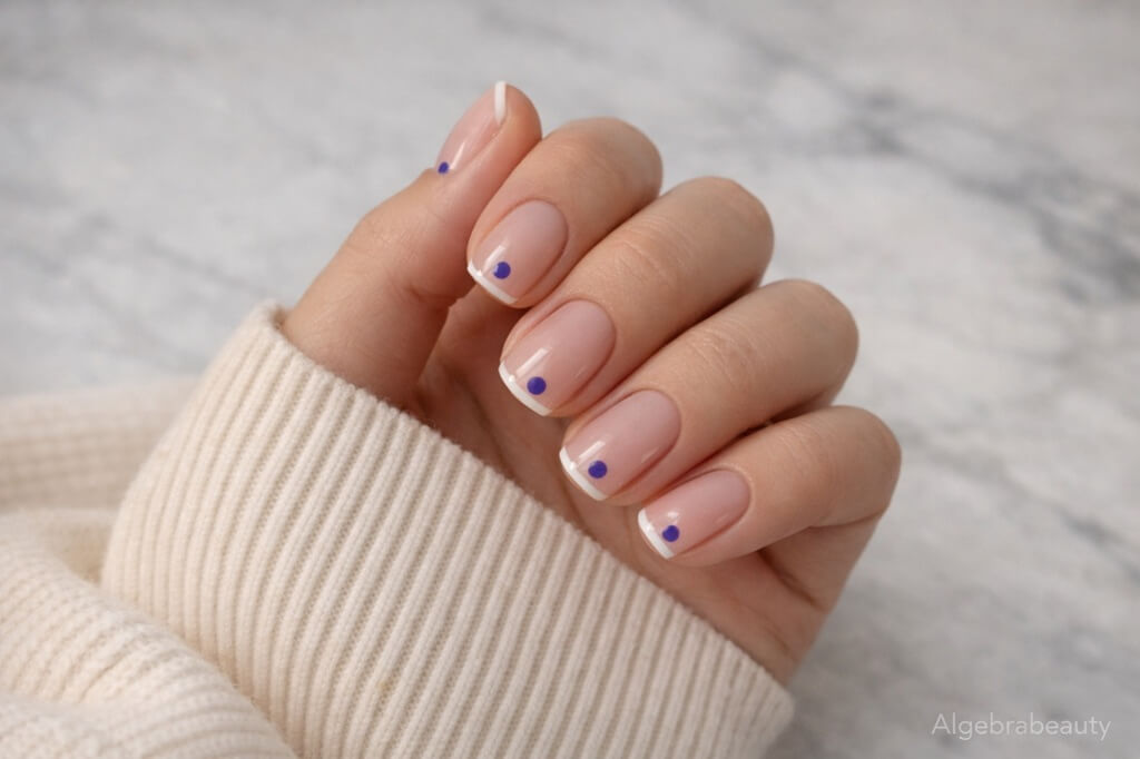 Нежный короткий френч с маленькой синей точкой &mdash; минималистичный аккуратный маникюр