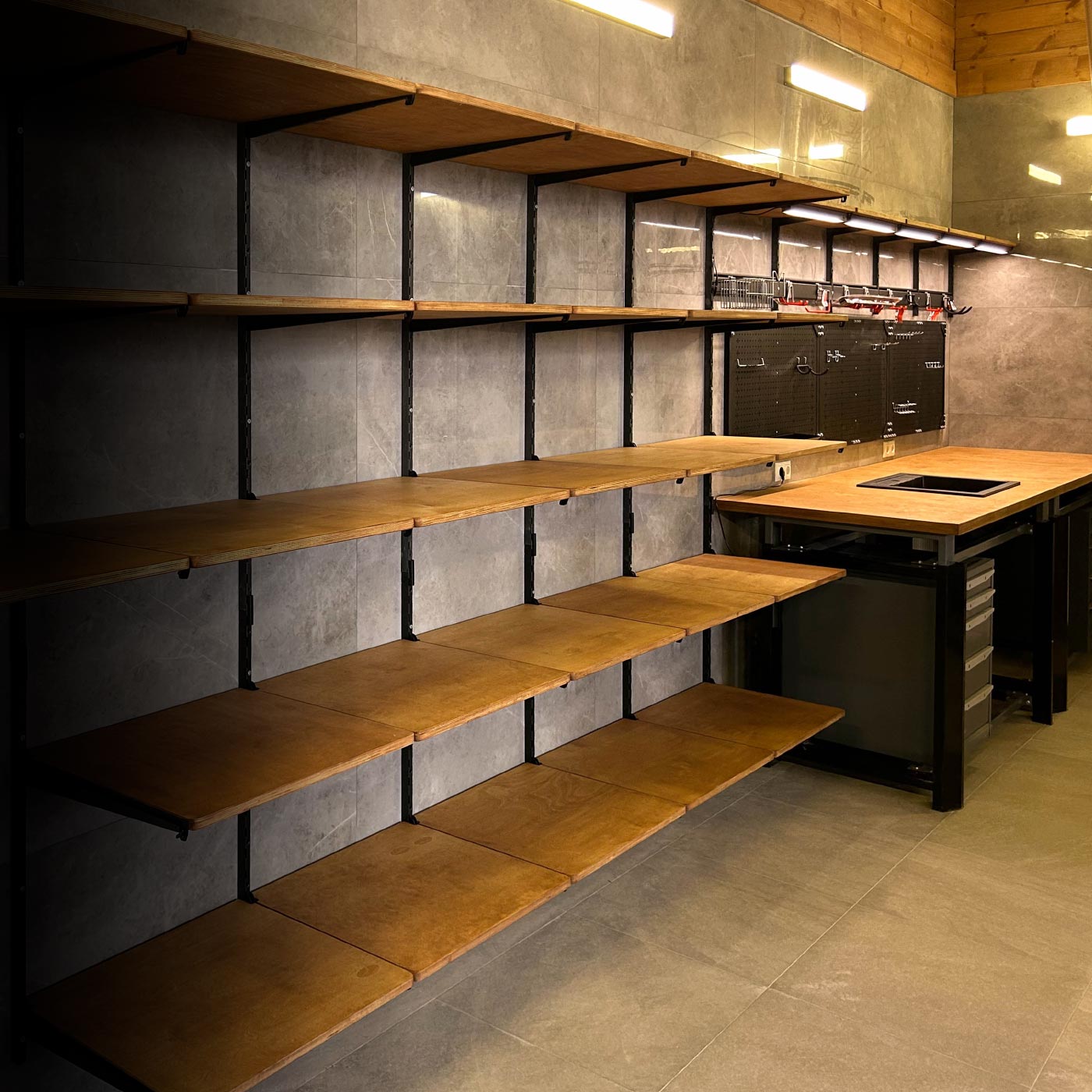 Стеллажи и мебель из металла и дерева