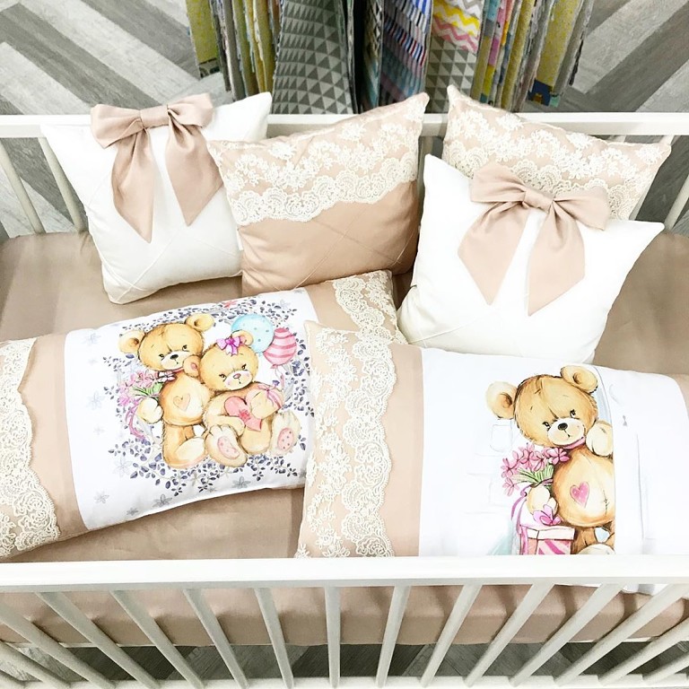 Бортик подушками в детскую кроватку 