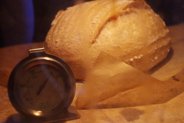 Колпак для выпечки. " Хлеб под колпаком". Хлеб печь под колпаком. Колпак для хлеба. Выпечка хлеба под колпаком.