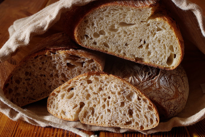 Если хлеб испеченный в хлебопечке, крошится