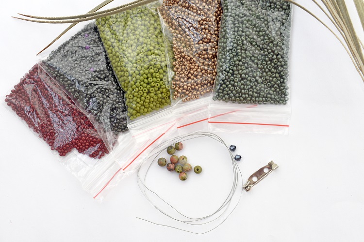 Стрекоза из бисера — пошаговая схема плетения для начинающих с фото
