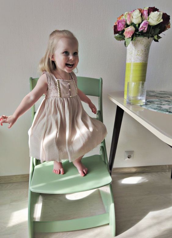 Подарок девочке на 8 марта — девочка на растущем стуле
