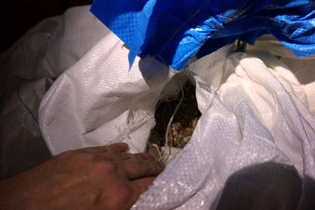 Мешки с речной галькой, весом по 1,5 тонны каждый, готовы к отправке в город Шахты Ростовской области для использования в строительных проектах